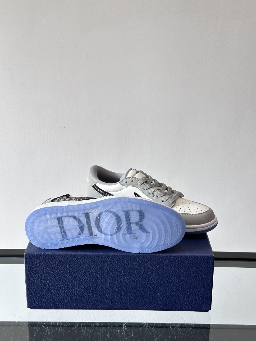 ◾️▫️Dio* X nike联名🆕低帮休闲运动鞋，采用进口老花帆布拼接头层牛皮材质精心制作，侧身联名印