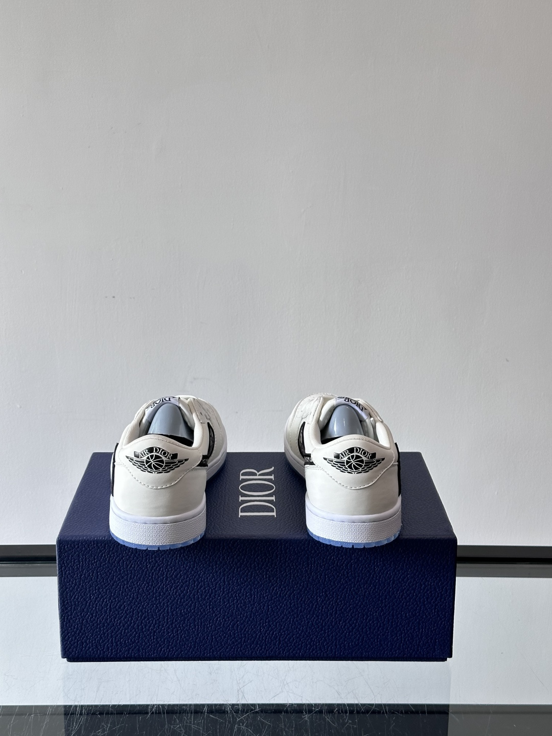 ◾️▫️Dio* X nike联名🆕低帮休闲运动鞋，采用进口老花帆布拼接头层牛皮材质精心制作，侧身联名印