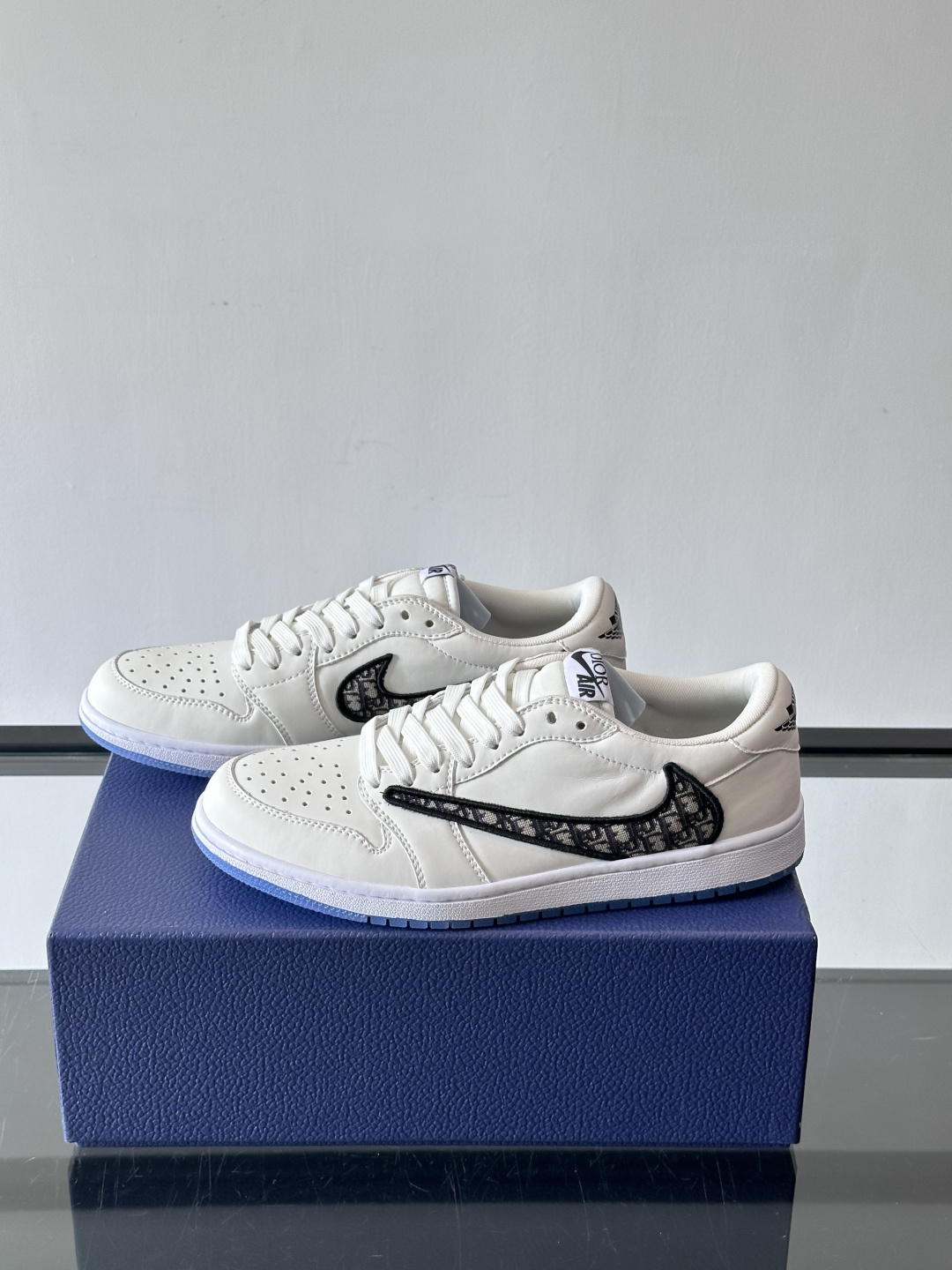 ◾️▫️Dio* X nike联名🆕低帮休闲运动鞋，采用进口老花帆布拼接头层牛皮材质精心制作，侧身联名印