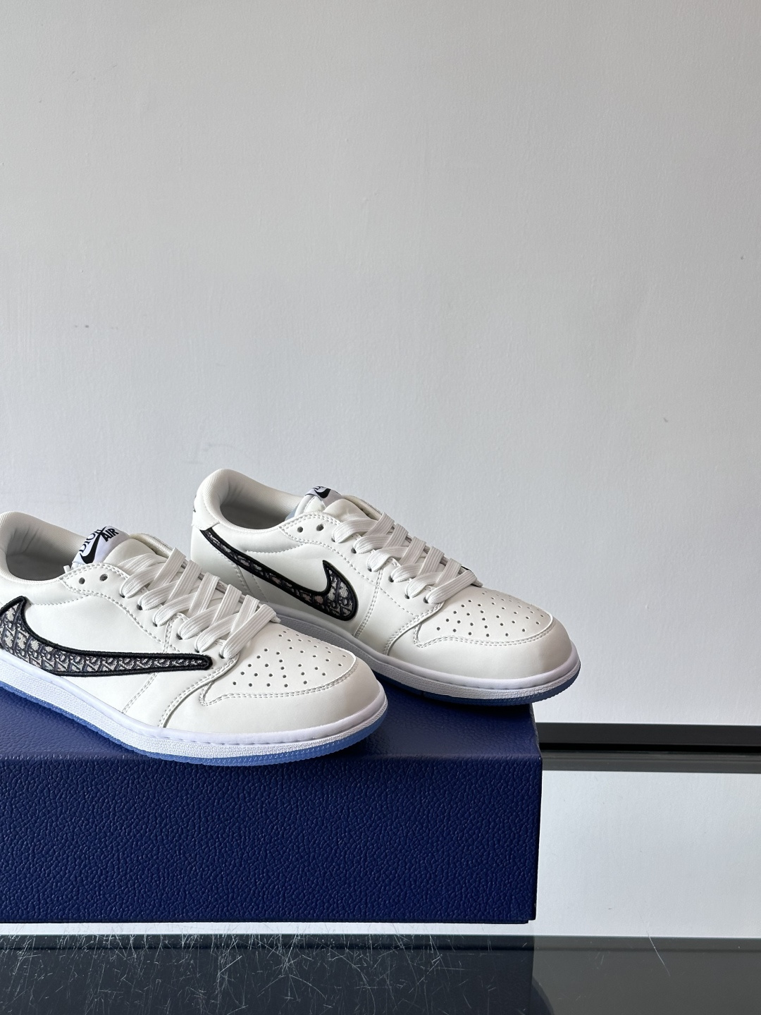 ◾️▫️Dio* X nike联名🆕低帮休闲运动鞋，采用进口老花帆布拼接头层牛皮材质精心制作，侧身联名印