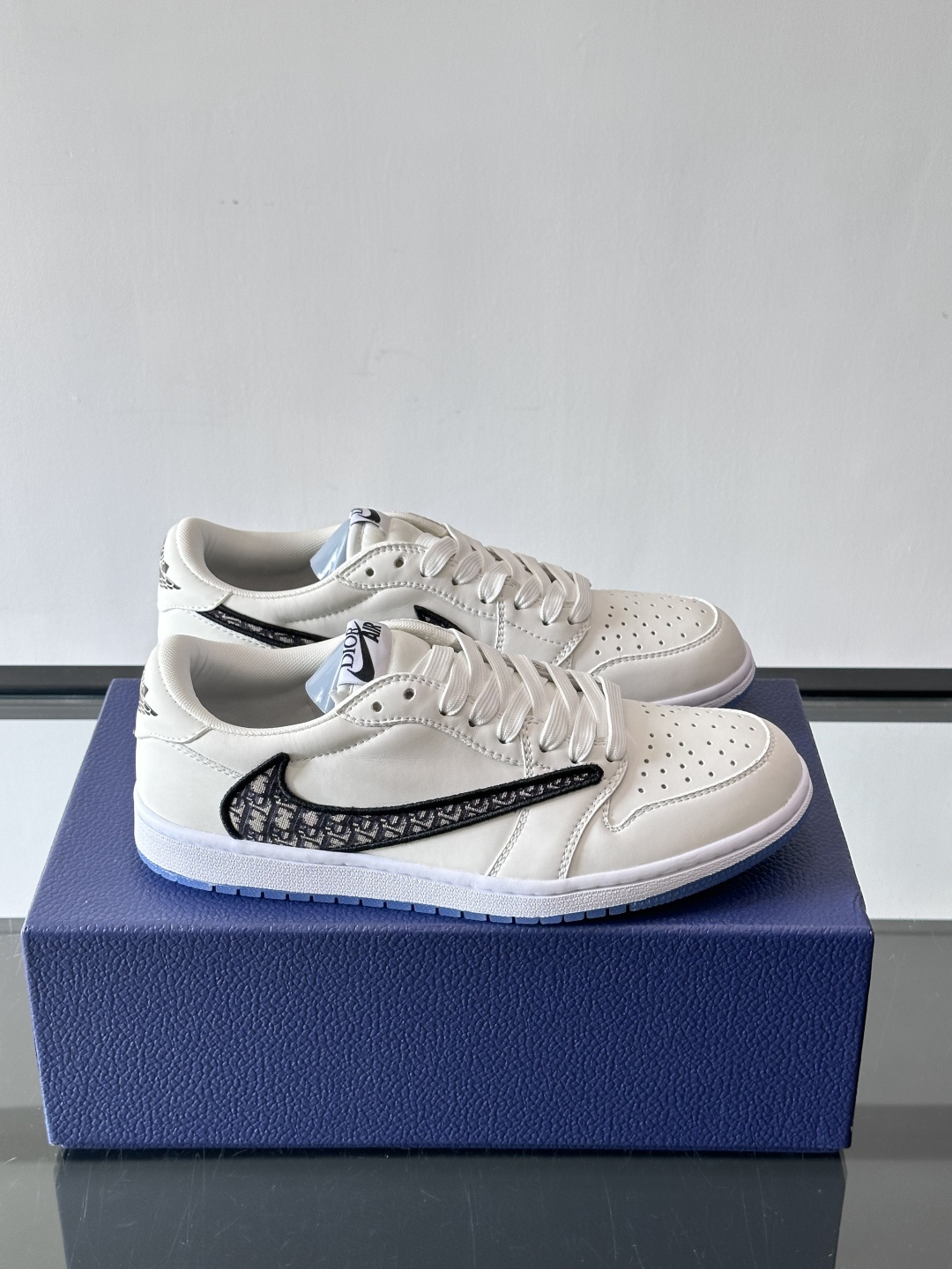 ◾️▫️Dio* X nike联名🆕低帮休闲运动鞋，采用进口老花帆布拼接头层牛皮材质精心制作，侧身联名印