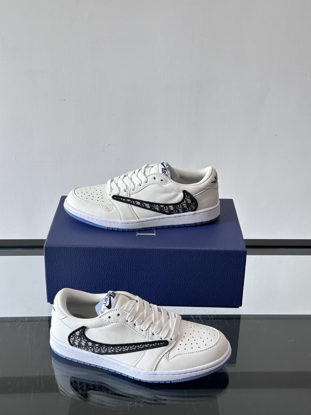 ◾️▫️Dio* X nike联名🆕低帮休闲运动鞋，采用进口老花帆布拼接头层牛皮材质精心制作，侧身联名印