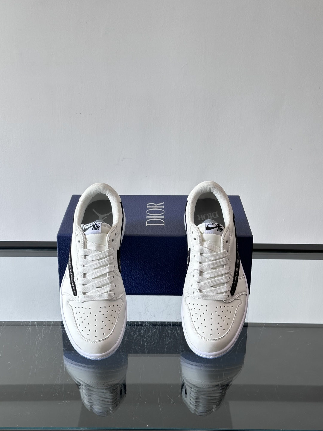 ◾️▫️Dio* X nike联名🆕低帮休闲运动鞋，采用进口老花帆布拼接头层牛皮材质精心制作，侧身联名印