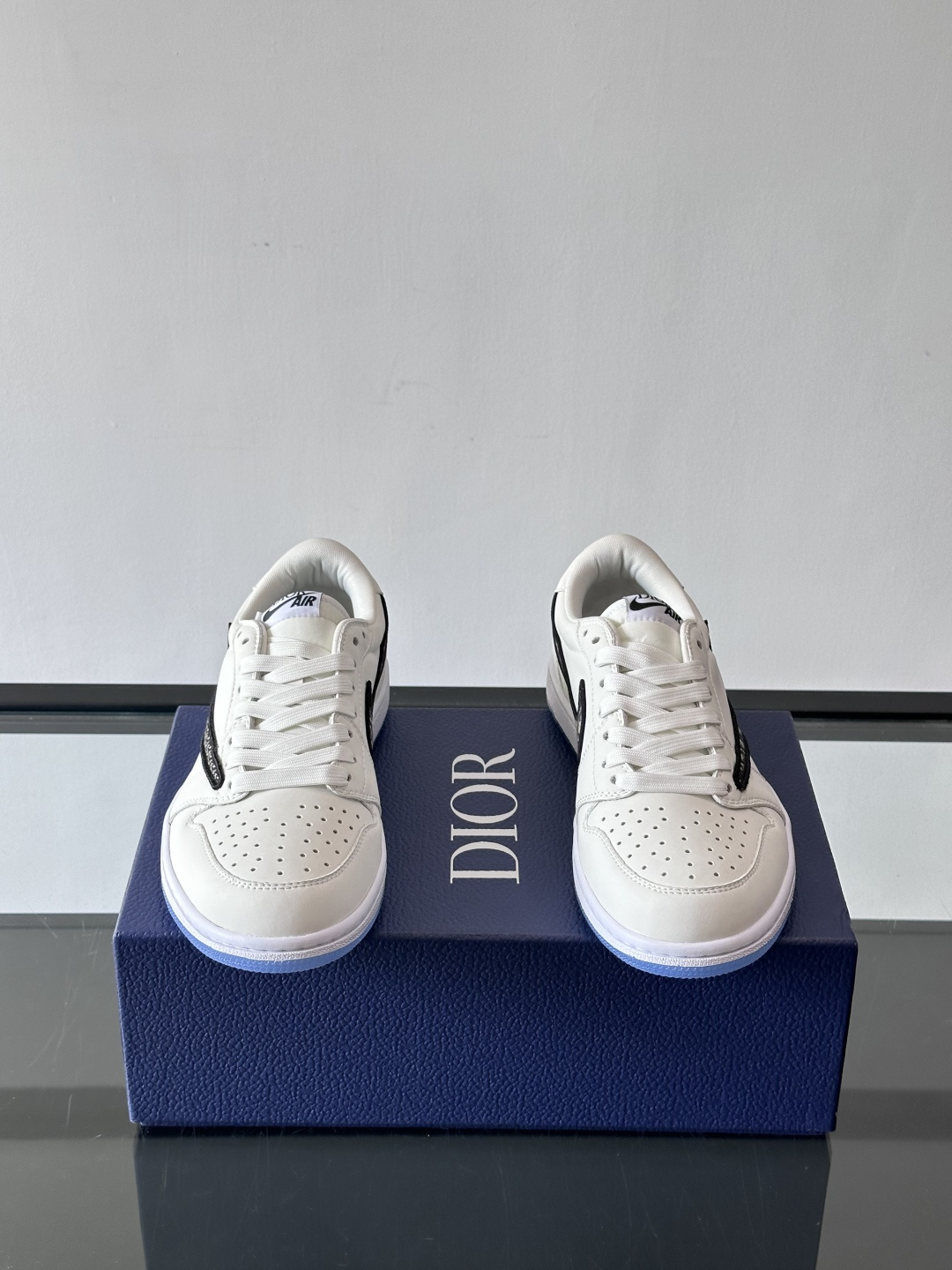 ◾️▫️Dio* X nike联名🆕低帮休闲运动鞋，采用进口老花帆布拼接头层牛皮材质精心制作，侧身联名印