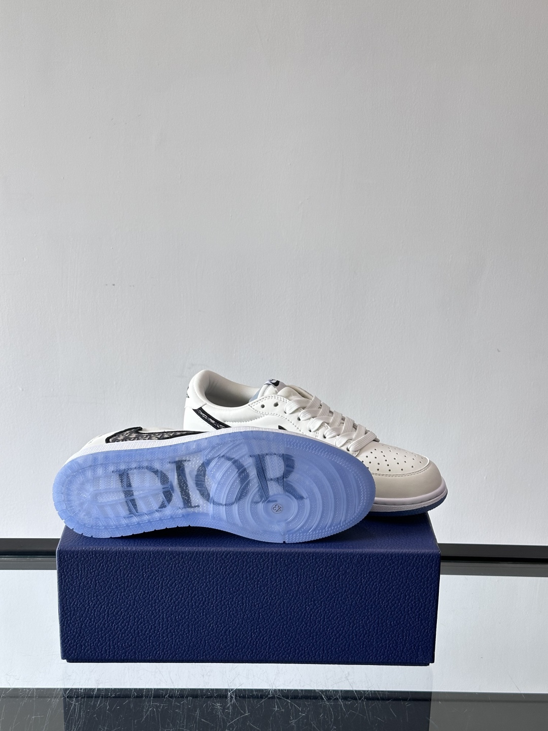 ◾️▫️Dio* X nike联名🆕低帮休闲运动鞋，采用进口老花帆布拼接头层牛皮材质精心制作，侧身联名印