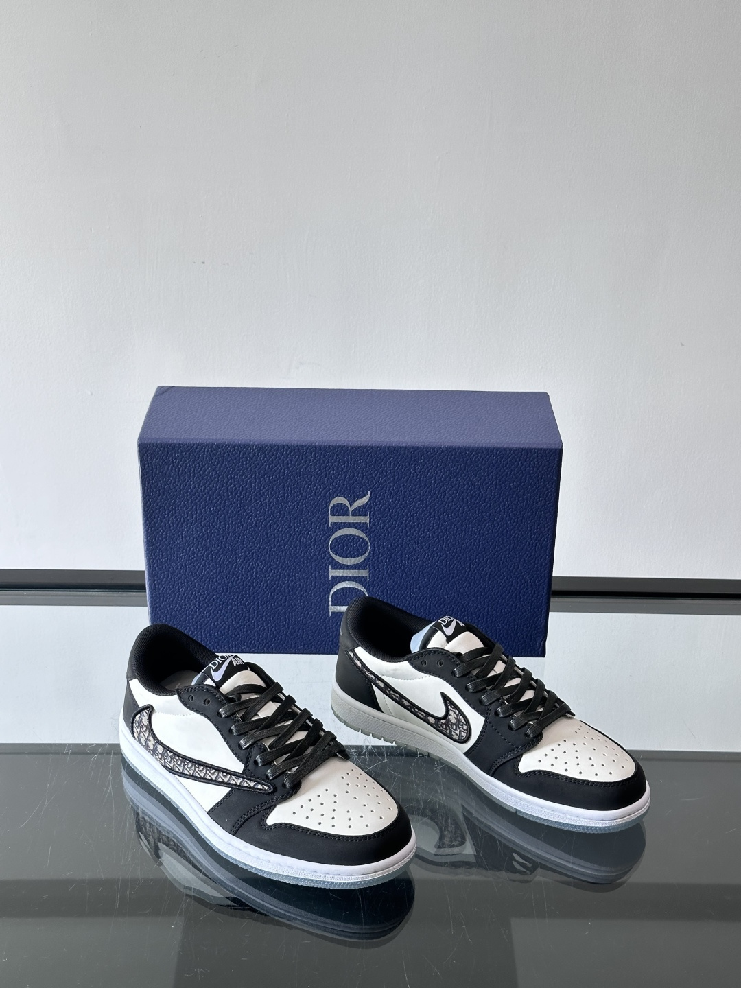 ◾️▫️Dio* X nike联名🆕低帮休闲运动鞋，采用进口老花帆布拼接头层牛皮材质精心制作，侧身联名印