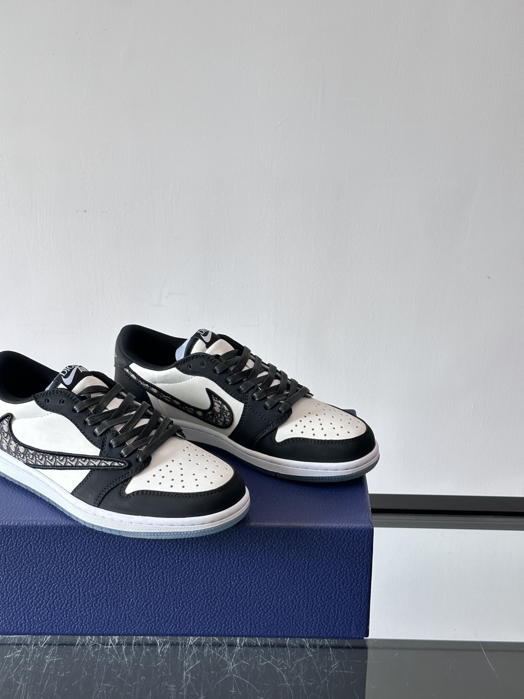 ◾️▫️Dio* X nike联名🆕低帮休闲运动鞋，采用进口老花帆布拼接头层牛皮材质精心制作，侧身联名印