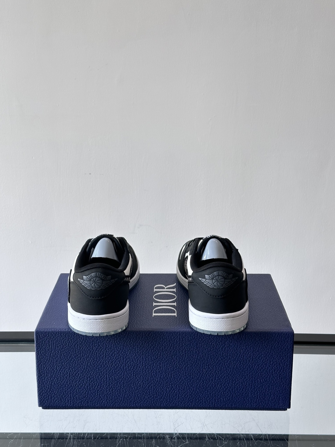 ◾️▫️Dio* X nike联名🆕低帮休闲运动鞋，采用进口老花帆布拼接头层牛皮材质精心制作，侧身联名印