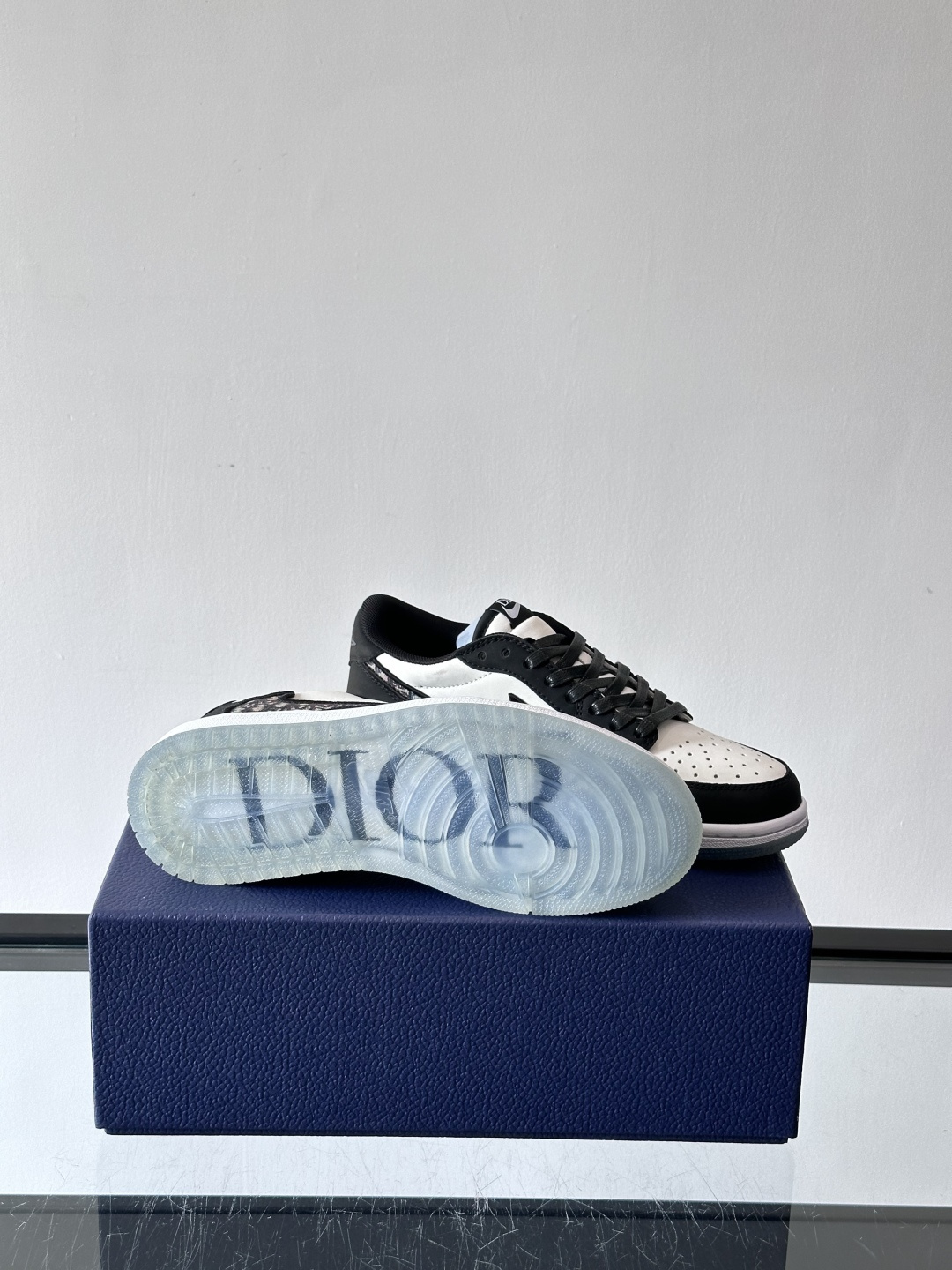 ◾️▫️Dio* X nike联名🆕低帮休闲运动鞋，采用进口老花帆布拼接头层牛皮材质精心制作，侧身联名印