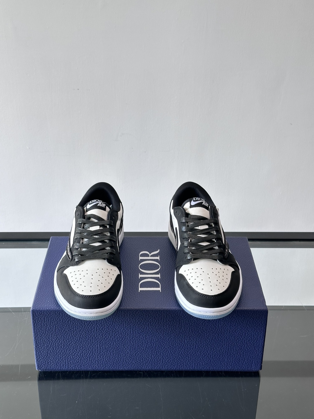 ◾️▫️Dio* X nike联名🆕低帮休闲运动鞋，采用进口老花帆布拼接头层牛皮材质精心制作，侧身联名印