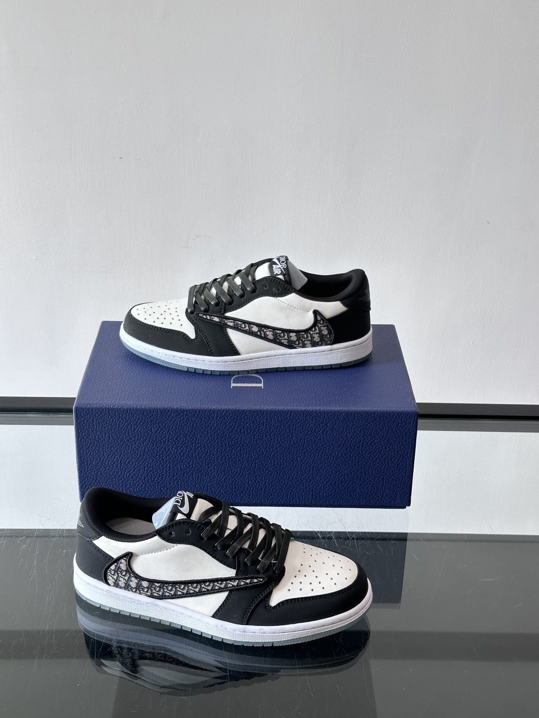 ◾️▫️Dio* X nike联名🆕低帮休闲运动鞋，采用进口老花帆布拼接头层牛皮材质精心制作，侧身联名印