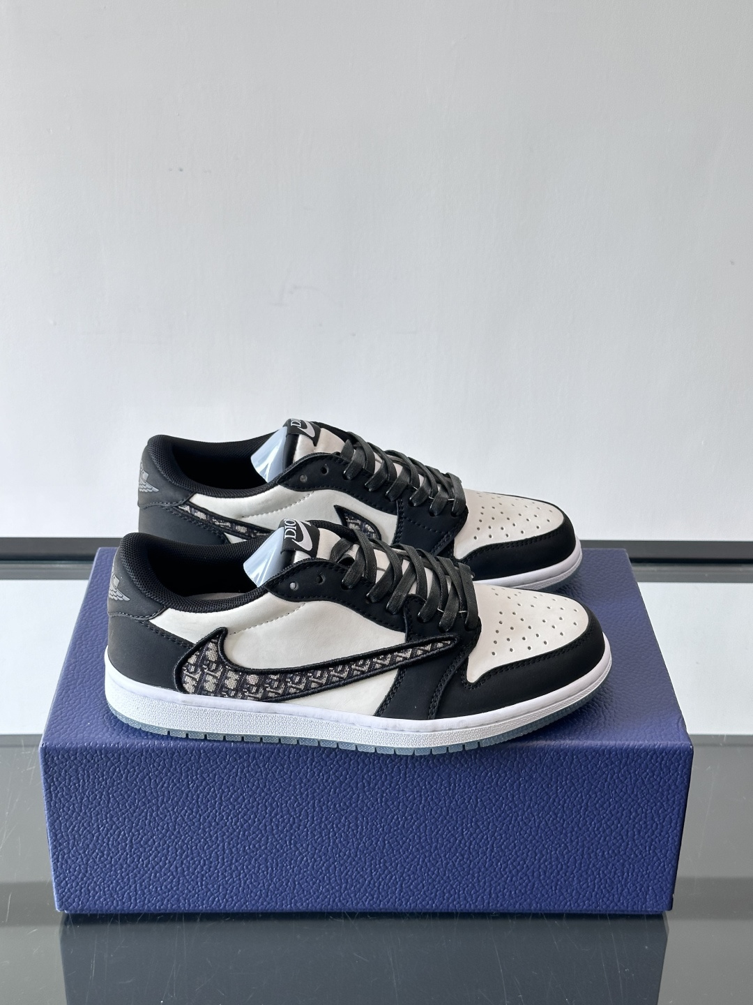 ◾️▫️Dio* X nike联名🆕低帮休闲运动鞋，采用进口老花帆布拼接头层牛皮材质精心制作，侧身联名印