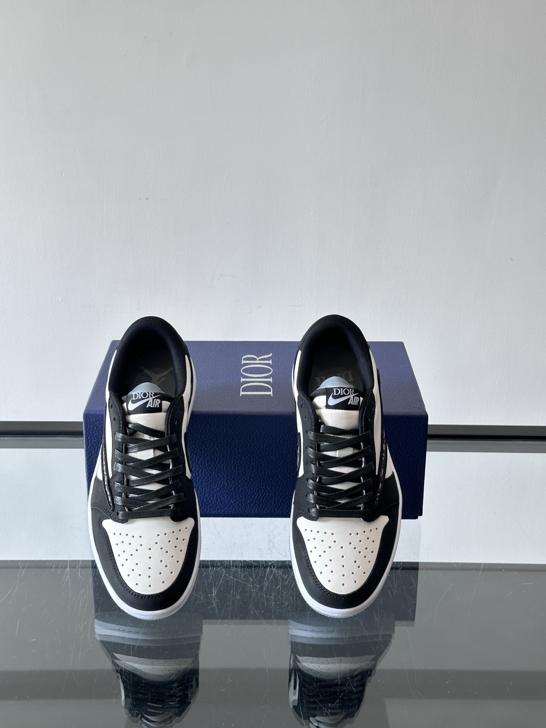 ◾️▫️Dio* X nike联名🆕低帮休闲运动鞋，采用进口老花帆布拼接头层牛皮材质精心制作，侧身联名印