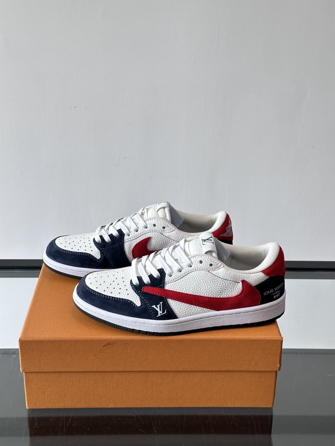 ◾️▫️ L.v* X nike联名🆕低帮休闲运动鞋，采用头层牛皮精心制作，侧身联名印花logo装饰，双