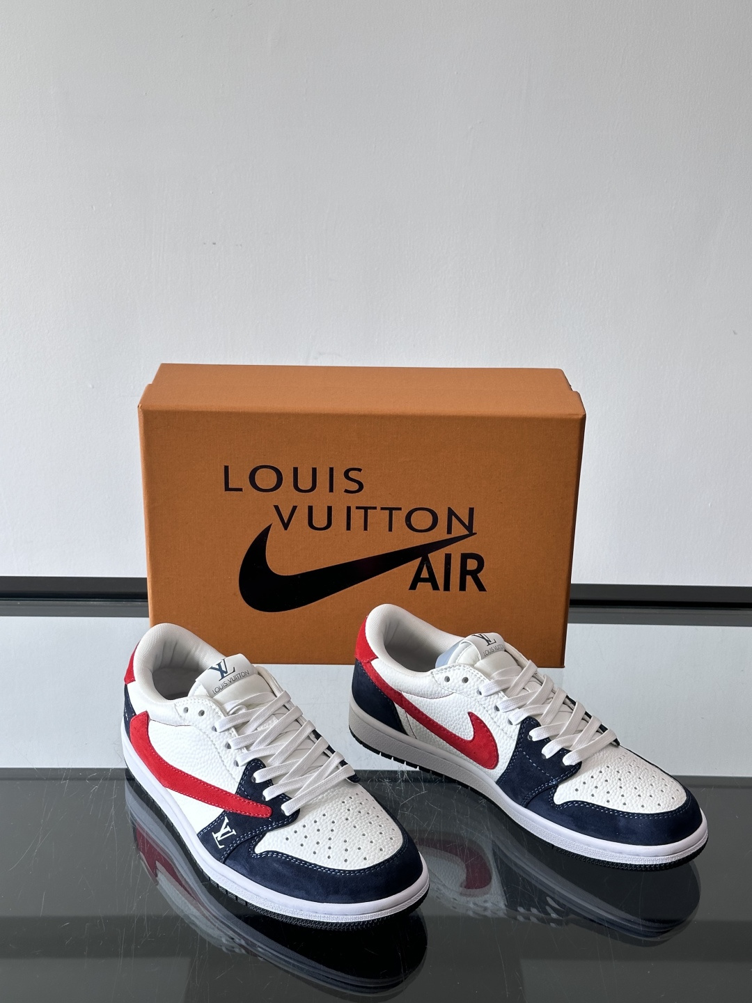 ◾️▫️ L.v* X nike联名🆕低帮休闲运动鞋，采用头层牛皮精心制作，侧身联名印花logo装饰，双