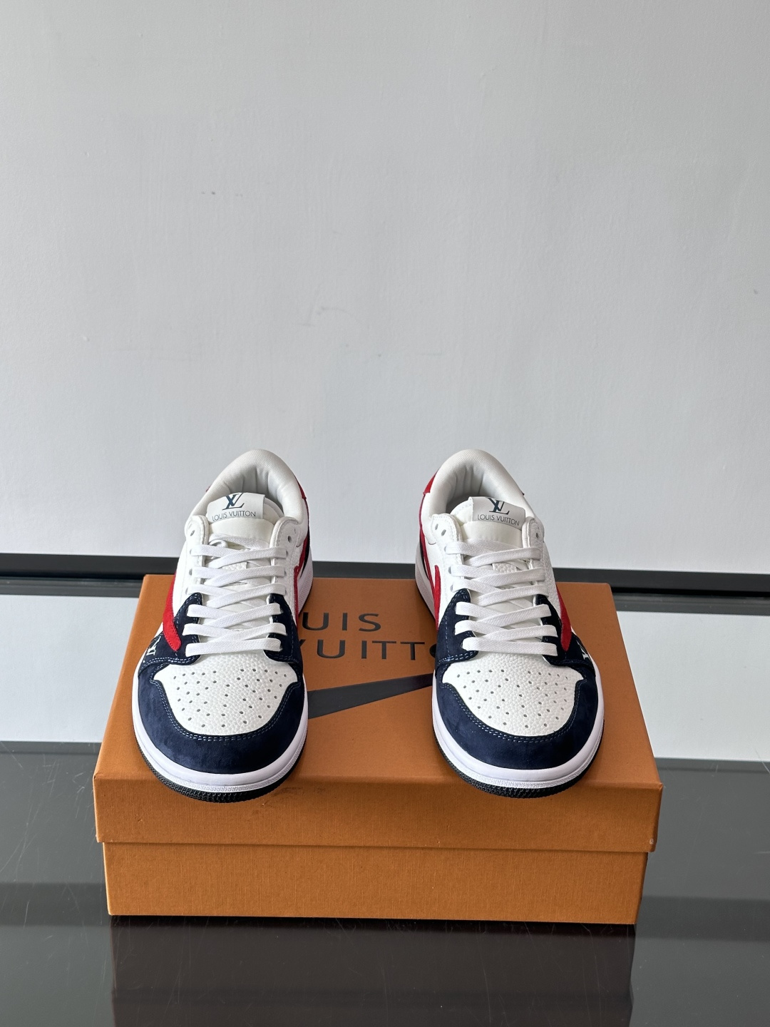 ◾️▫️ L.v* X nike联名🆕低帮休闲运动鞋，采用头层牛皮精心制作，侧身联名印花logo装饰，双