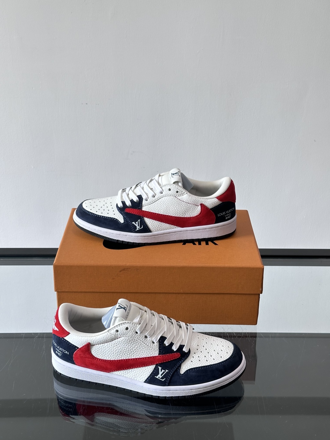 ◾️▫️ L.v* X nike联名🆕低帮休闲运动鞋，采用头层牛皮精心制作，侧身联名印花logo装饰，双