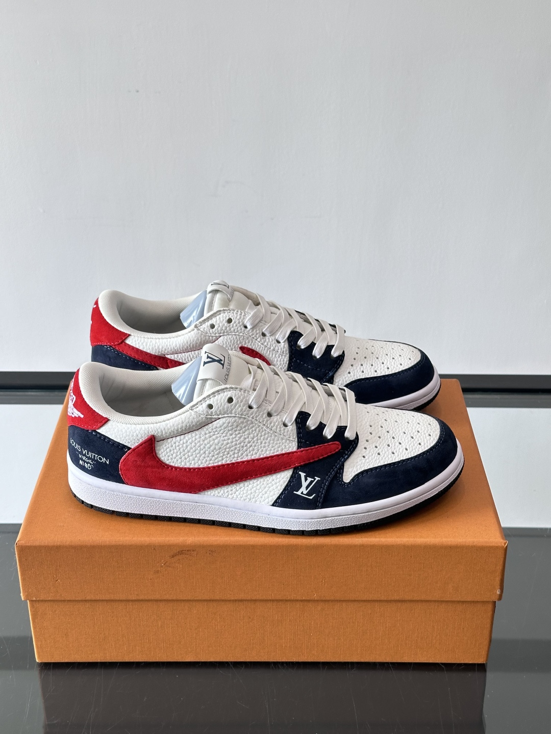 ◾️▫️ L.v* X nike联名🆕低帮休闲运动鞋，采用头层牛皮精心制作，侧身联名印花logo装饰，双