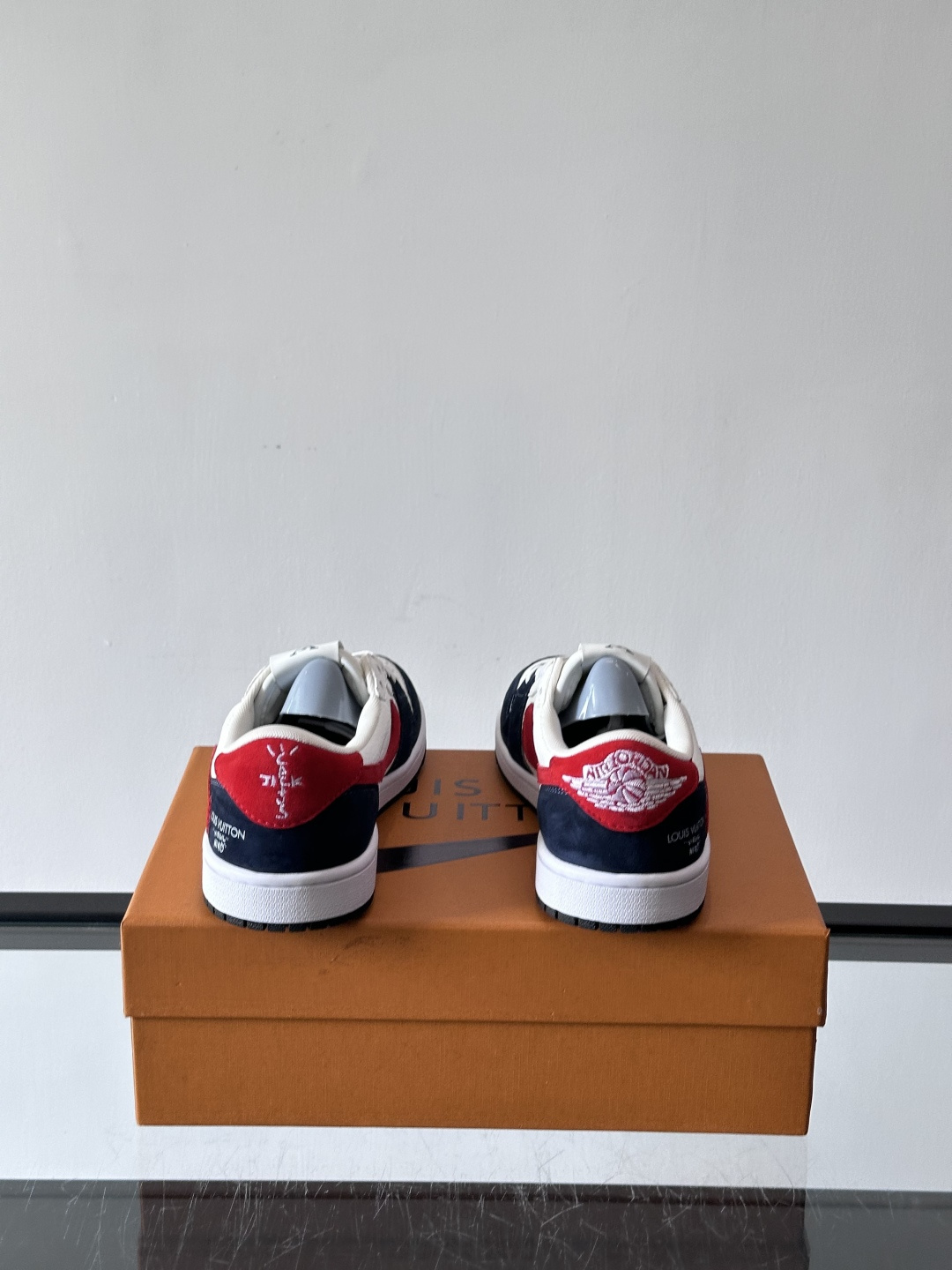 ◾️▫️ L.v* X nike联名🆕低帮休闲运动鞋，采用头层牛皮精心制作，侧身联名印花logo装饰，双