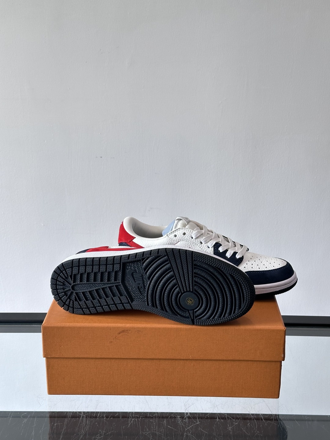 ◾️▫️ L.v* X nike联名🆕低帮休闲运动鞋，采用头层牛皮精心制作，侧身联名印花logo装饰，双