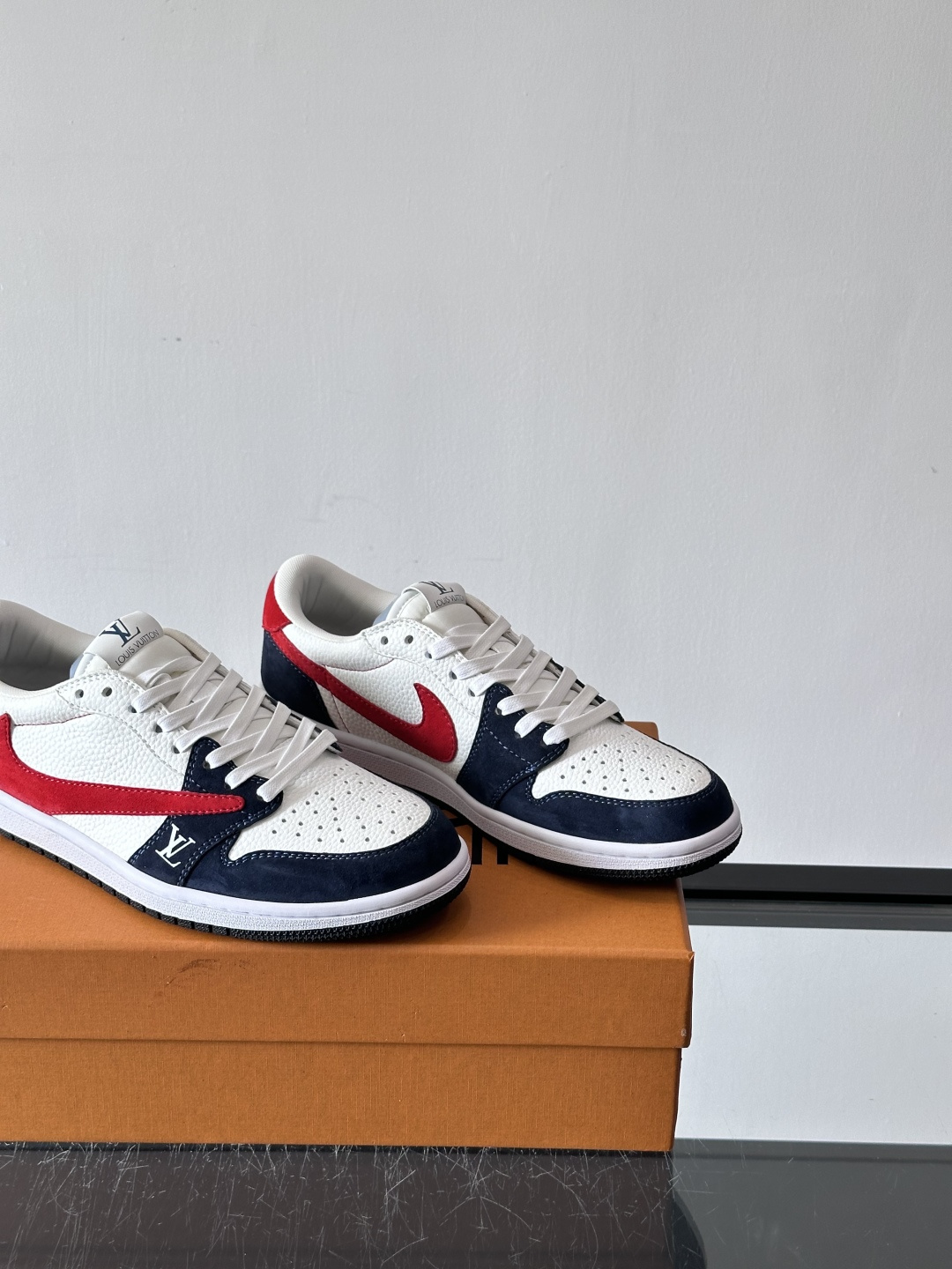 ◾️▫️ L.v* X nike联名🆕低帮休闲运动鞋，采用头层牛皮精心制作，侧身联名印花logo装饰，双