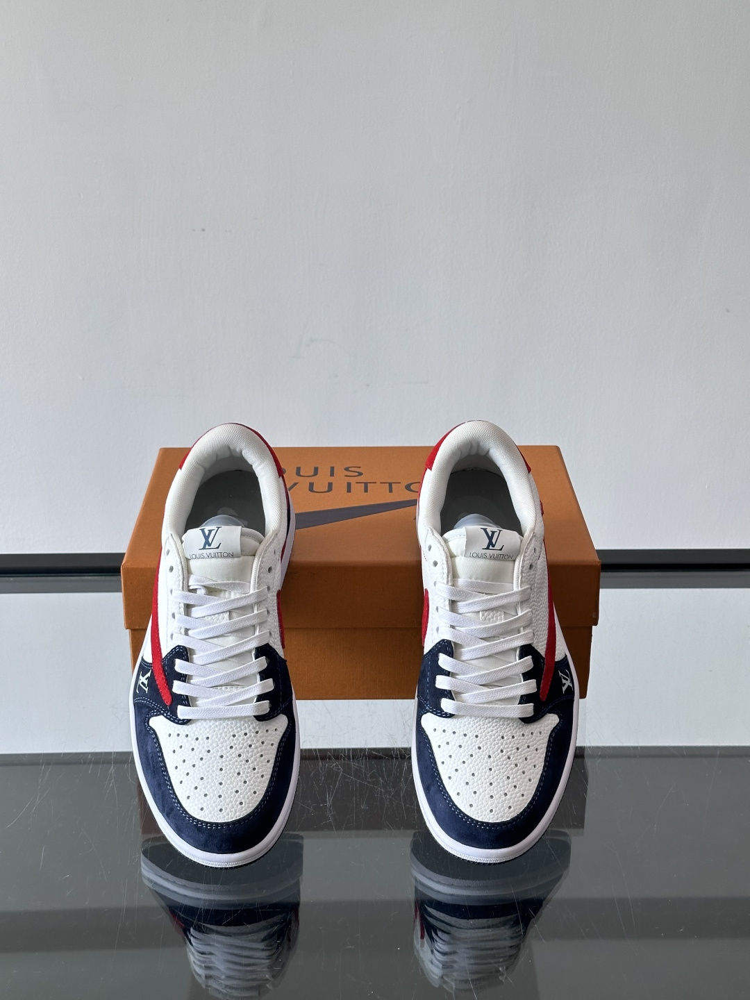 ◾️▫️ L.v* X nike联名🆕低帮休闲运动鞋，采用头层牛皮精心制作，侧身联名印花logo装饰，双