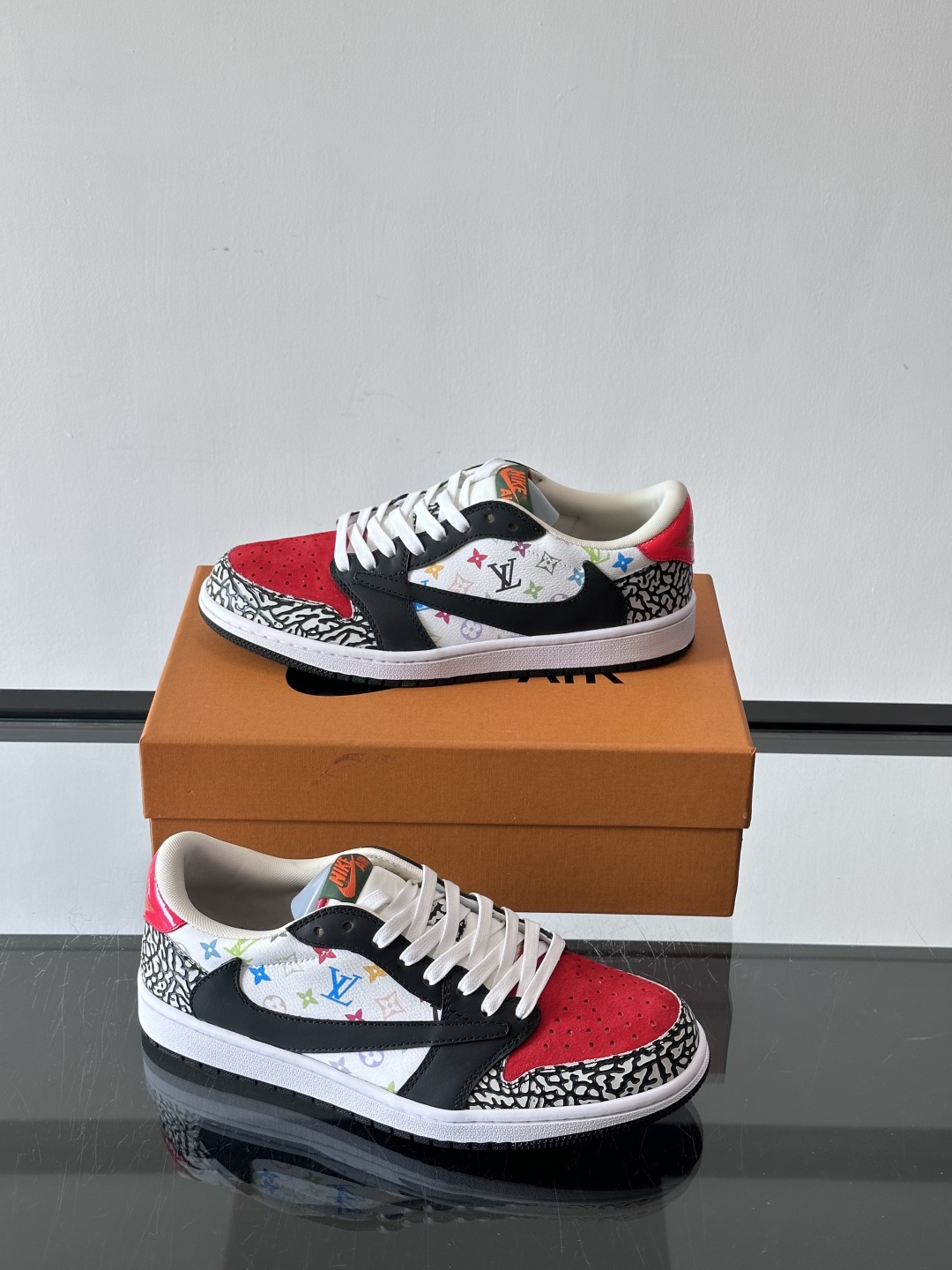 ◾️▫️ L.v* X nike联名🆕低帮休闲运动鞋，采用头层牛皮精心制作，侧身联名印花logo装饰，双