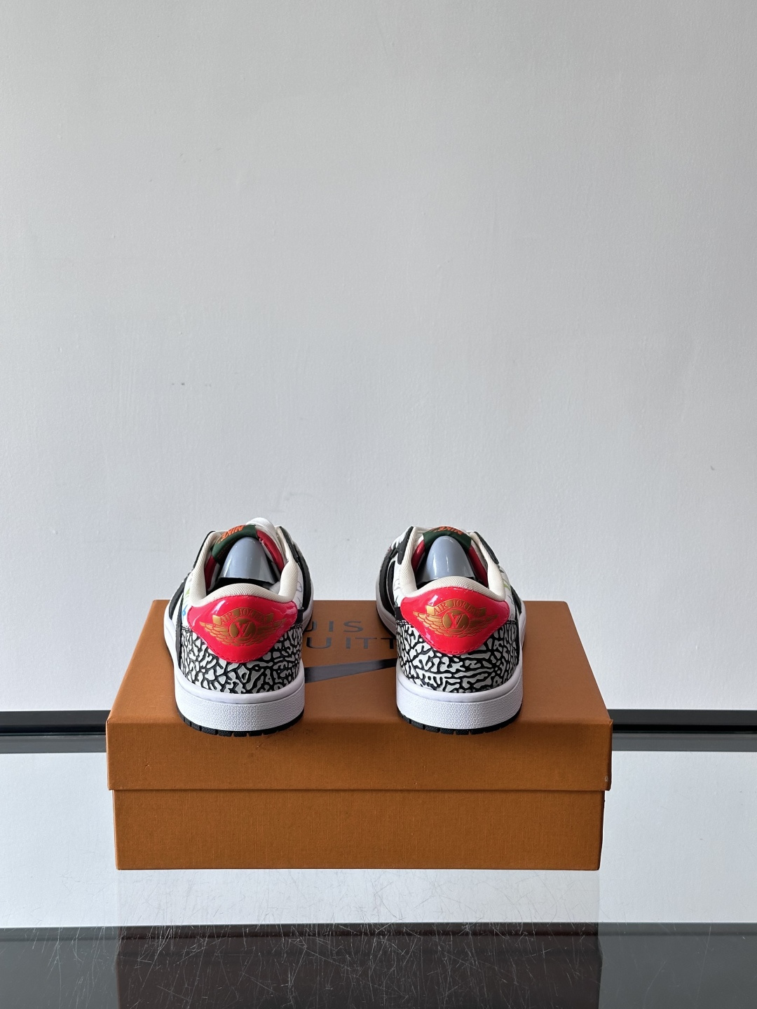 ◾️▫️ L.v* X nike联名🆕低帮休闲运动鞋，采用头层牛皮精心制作，侧身联名印花logo装饰，双