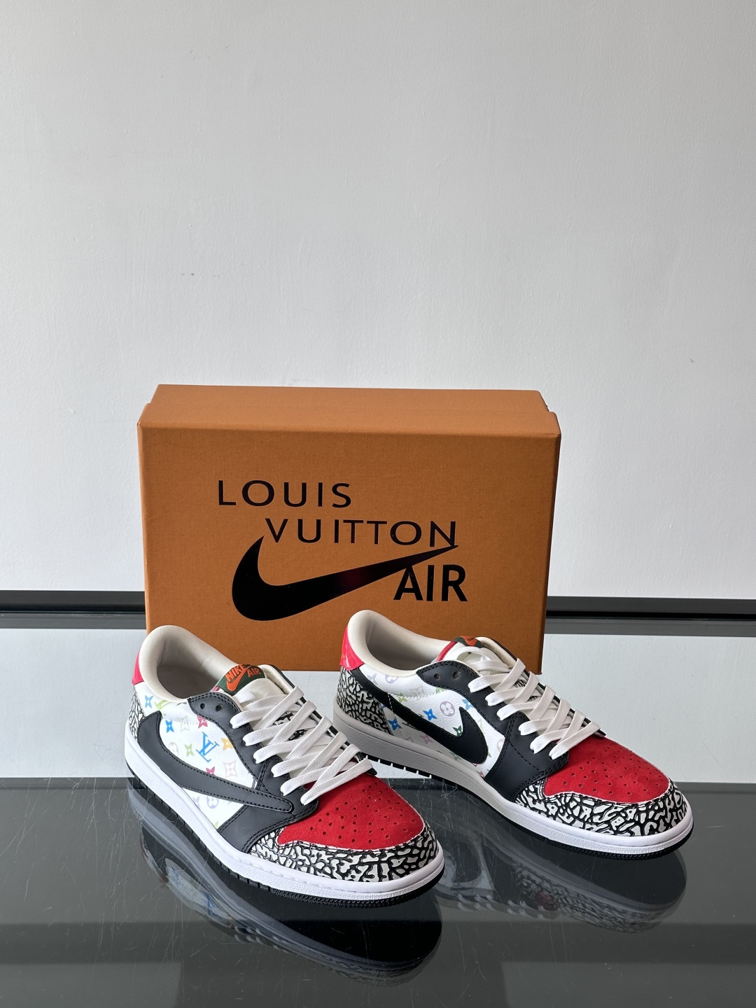 ◾️▫️ L.v* X nike联名🆕低帮休闲运动鞋，采用头层牛皮精心制作，侧身联名印花logo装饰，双