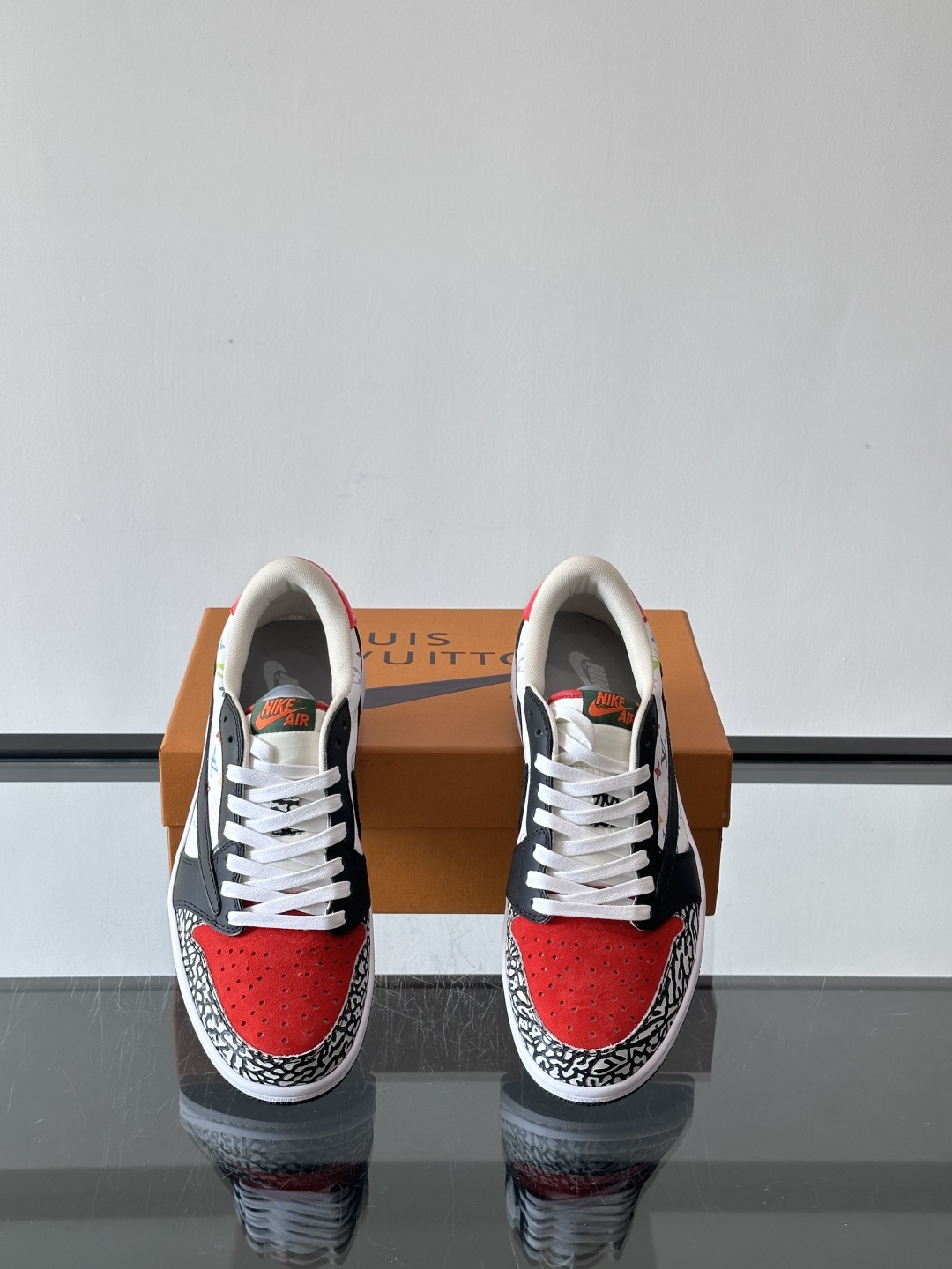 ◾️▫️ L.v* X nike联名🆕低帮休闲运动鞋，采用头层牛皮精心制作，侧身联名印花logo装饰，双
