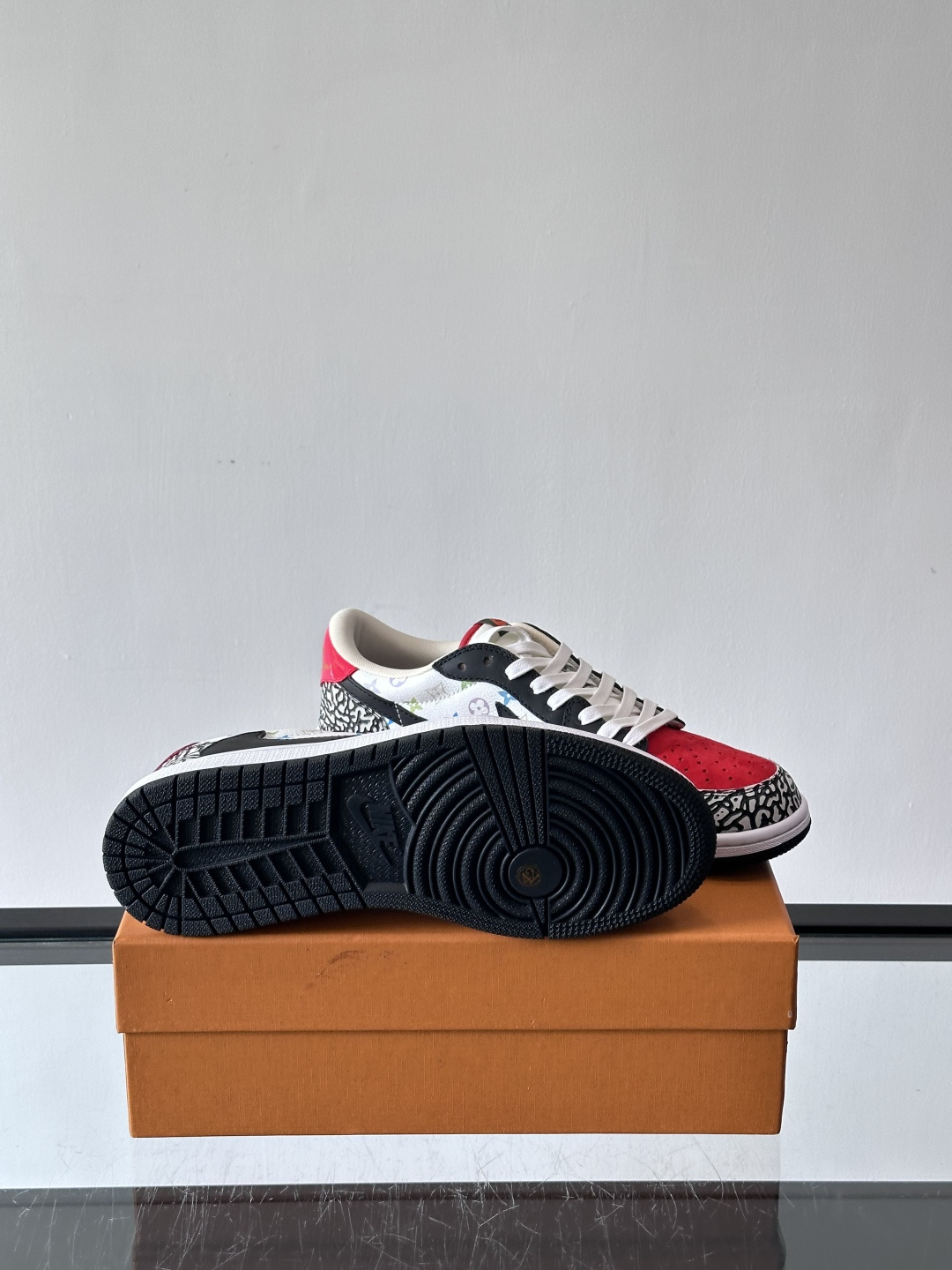 ◾️▫️ L.v* X nike联名🆕低帮休闲运动鞋，采用头层牛皮精心制作，侧身联名印花logo装饰，双