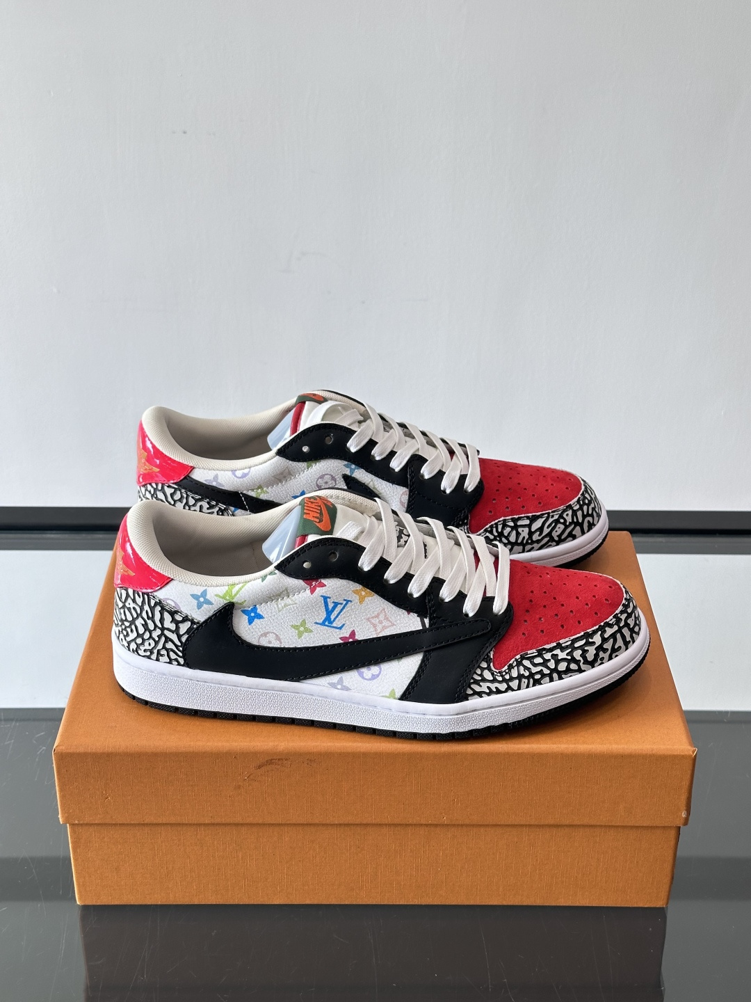 ◾️▫️ L.v* X nike联名🆕低帮休闲运动鞋，采用头层牛皮精心制作，侧身联名印花logo装饰，双