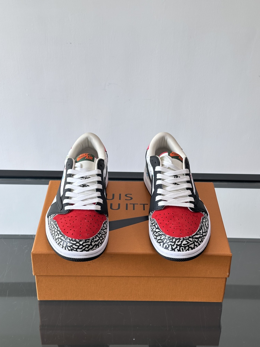 ◾️▫️ L.v* X nike联名🆕低帮休闲运动鞋，采用头层牛皮精心制作，侧身联名印花logo装饰，双