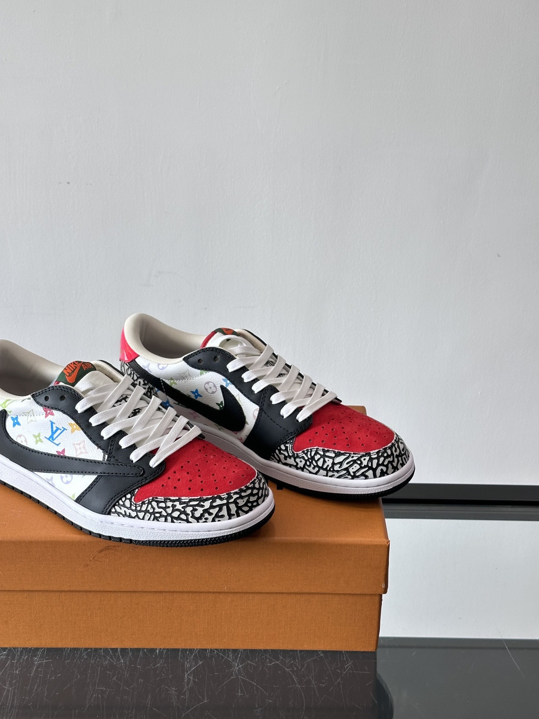 ◾️▫️ L.v* X nike联名🆕低帮休闲运动鞋，采用头层牛皮精心制作，侧身联名印花logo装饰，双