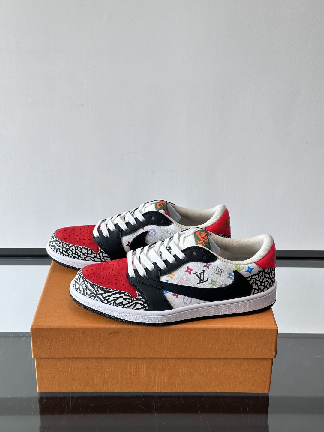 ◾️▫️ L.v* X nike联名🆕低帮休闲运动鞋，采用头层牛皮精心制作，侧身联名印花logo装饰，双