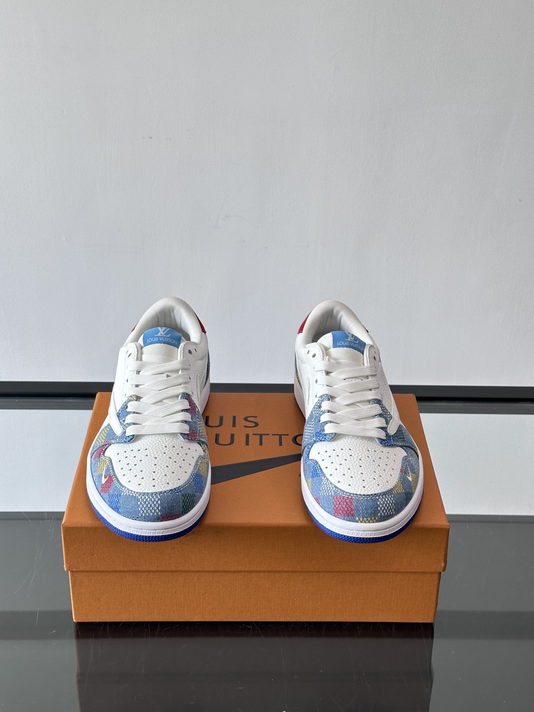 ◾️▫️ L.v* X nike联名🆕低帮休闲运动鞋，采用头层牛皮精心制作，侧身联名印花logo装饰，双