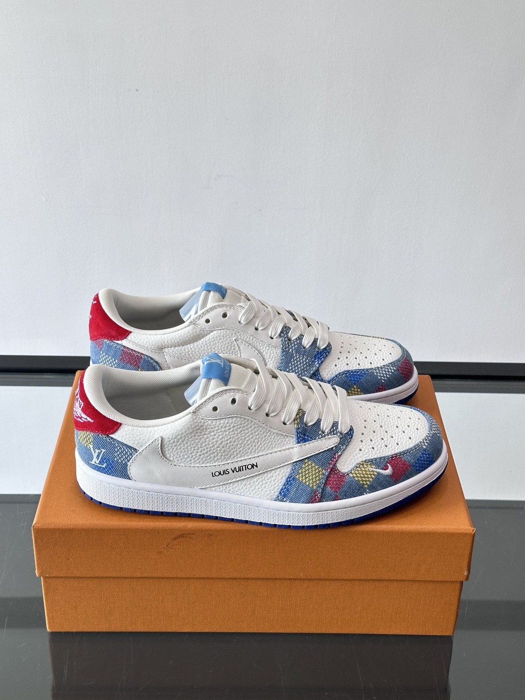 ◾️▫️ L.v* X nike联名🆕低帮休闲运动鞋，采用头层牛皮精心制作，侧身联名印花logo装饰，双