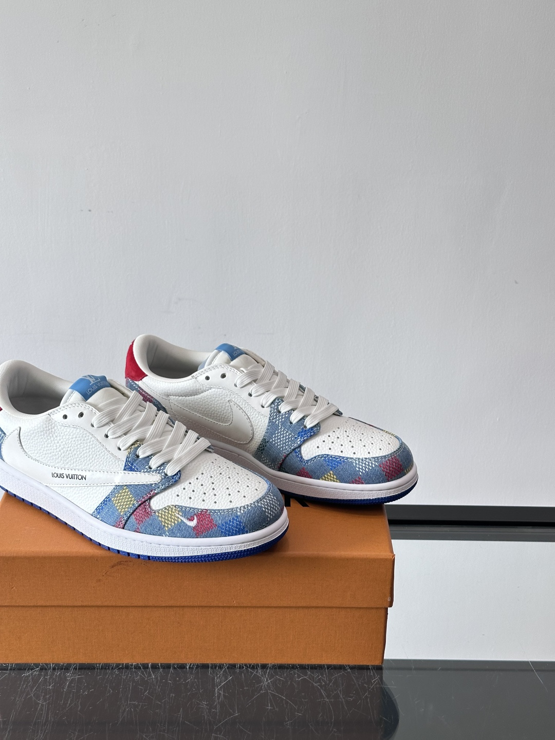 ◾️▫️ L.v* X nike联名🆕低帮休闲运动鞋，采用头层牛皮精心制作，侧身联名印花logo装饰，双