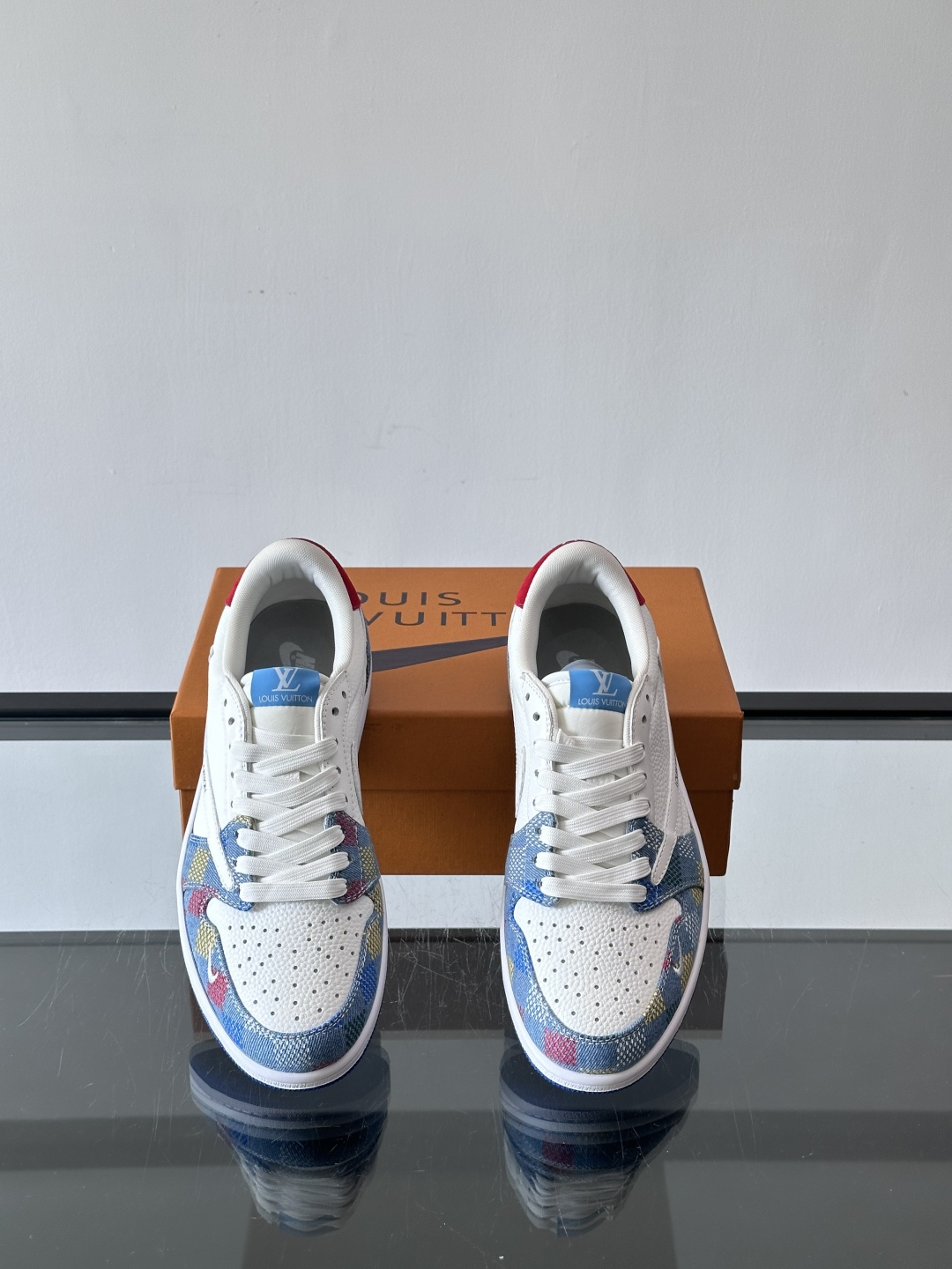 ◾️▫️ L.v* X nike联名🆕低帮休闲运动鞋，采用头层牛皮精心制作，侧身联名印花logo装饰，双