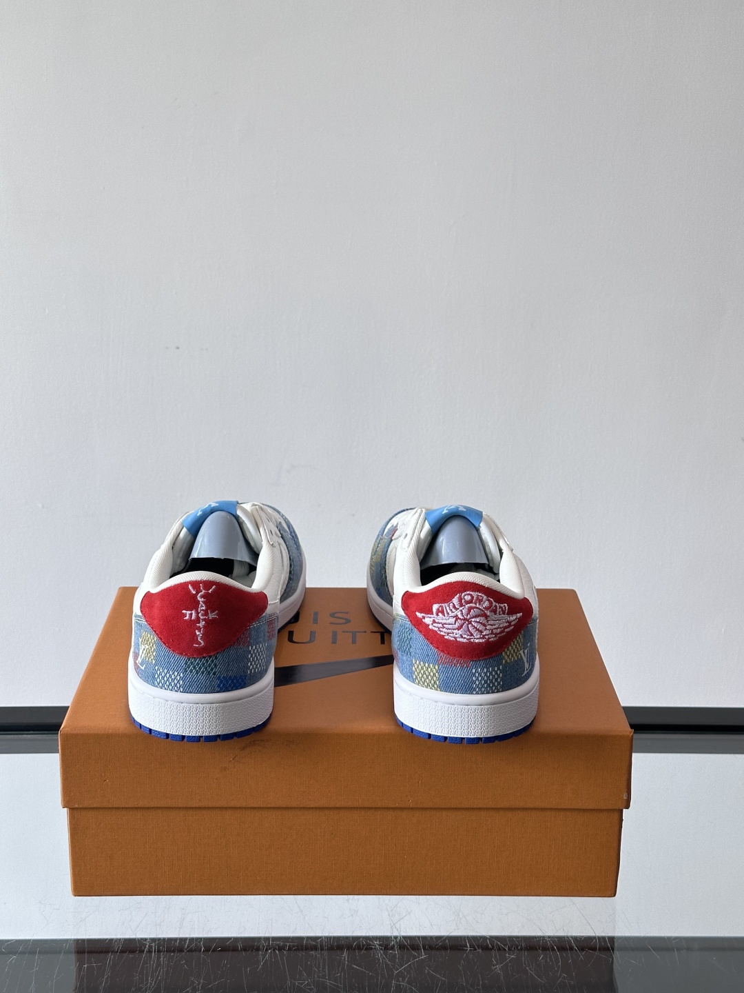 ◾️▫️ L.v* X nike联名🆕低帮休闲运动鞋，采用头层牛皮精心制作，侧身联名印花logo装饰，双