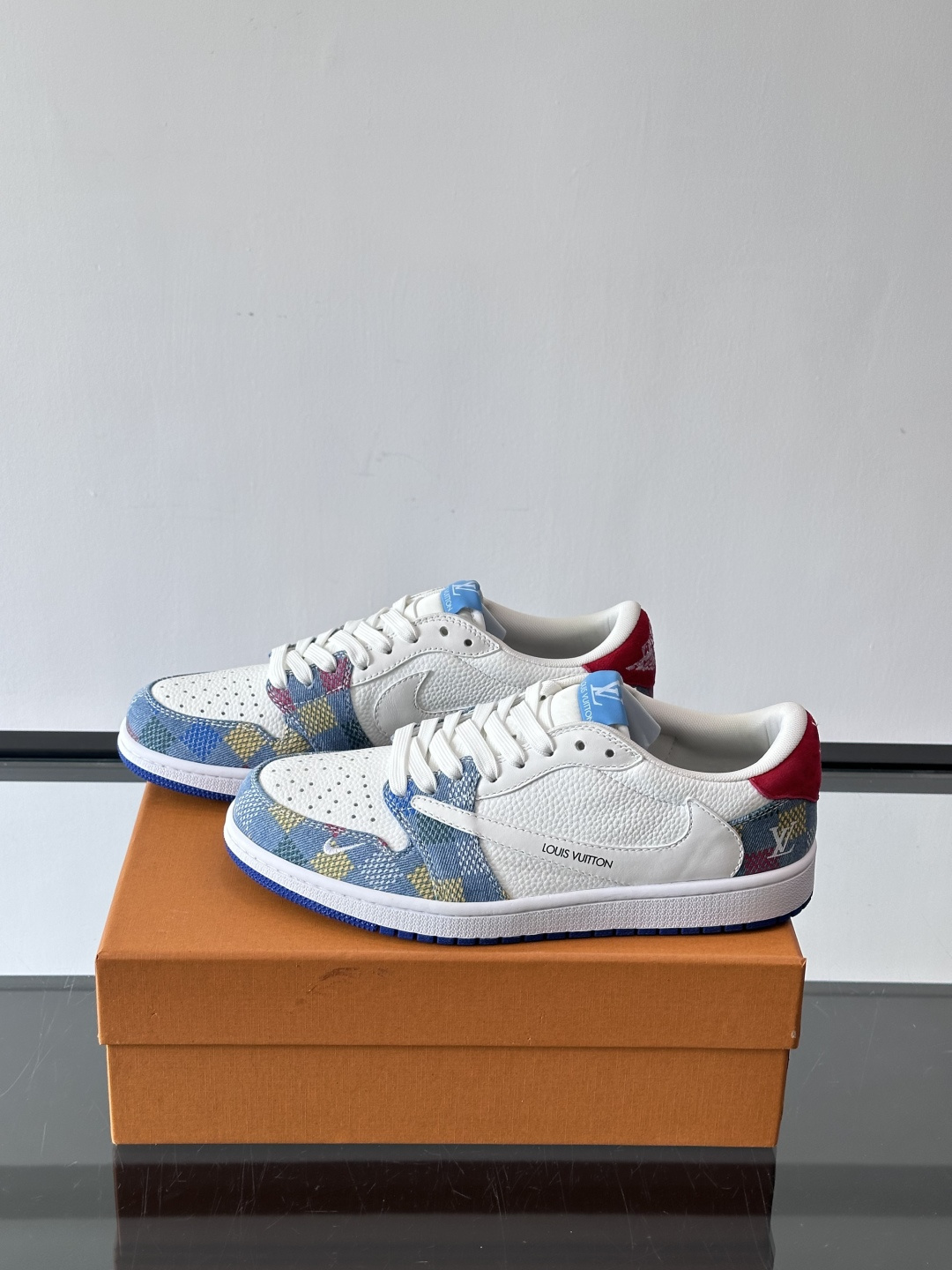 ◾️▫️ L.v* X nike联名🆕低帮休闲运动鞋，采用头层牛皮精心制作，侧身联名印花logo装饰，双