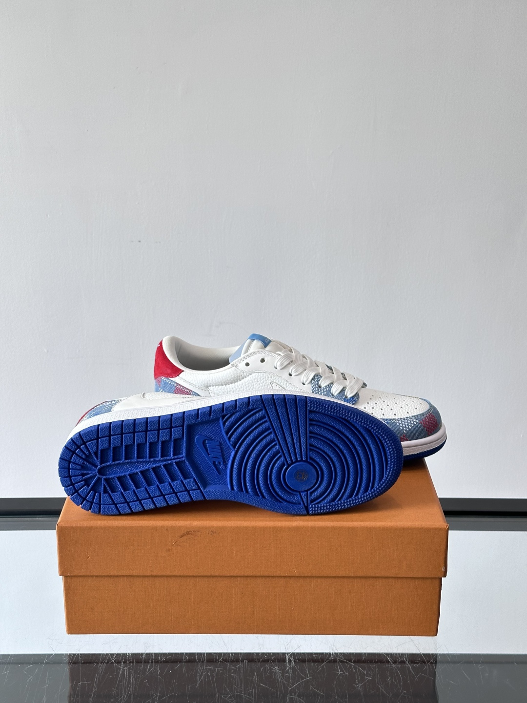 ◾️▫️ L.v* X nike联名🆕低帮休闲运动鞋，采用头层牛皮精心制作，侧身联名印花logo装饰，双