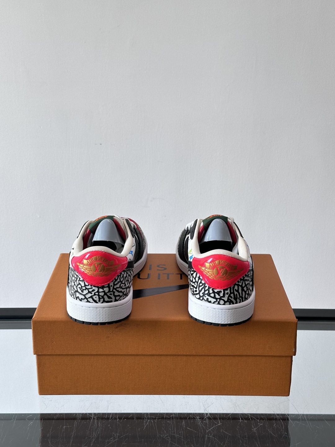 ◾️▫️ L.v* X nike联名🆕低帮休闲运动鞋，采用头层牛皮精心制作，侧身联名印花logo装饰，双