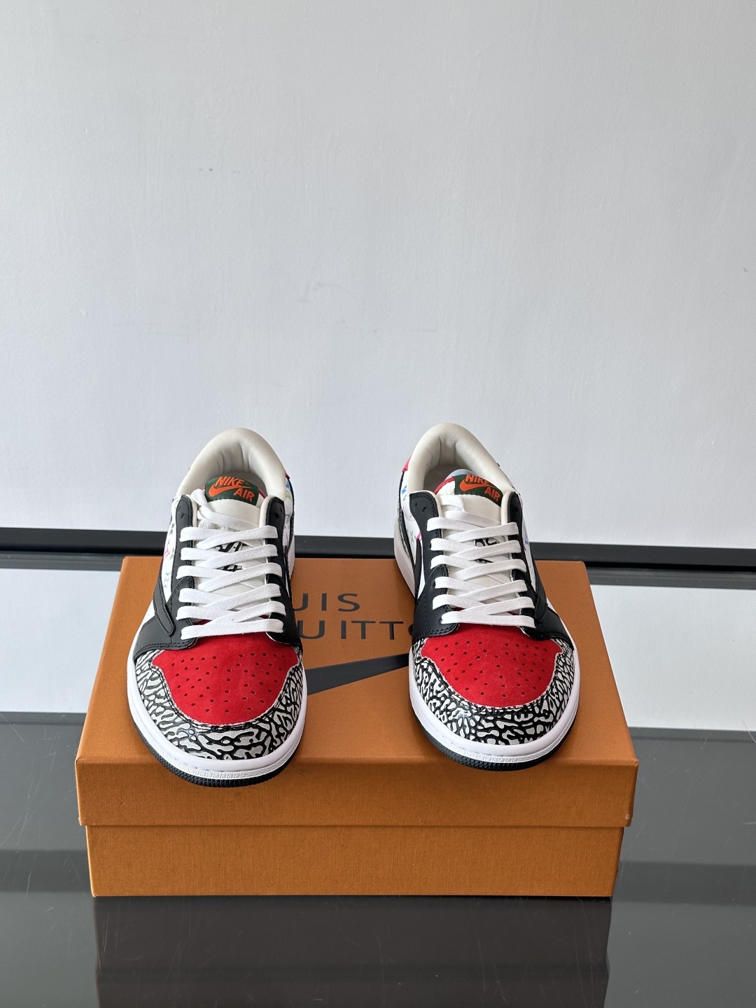 ◾️▫️ L.v* X nike联名🆕低帮休闲运动鞋，采用头层牛皮精心制作，侧身联名印花logo装饰，双