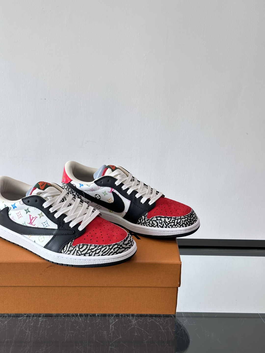 ◾️▫️ L.v* X nike联名🆕低帮休闲运动鞋，采用头层牛皮精心制作，侧身联名印花logo装饰，双