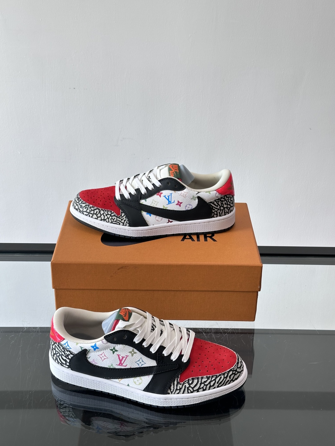 ◾️▫️ L.v* X nike联名🆕低帮休闲运动鞋，采用头层牛皮精心制作，侧身联名印花logo装饰，双