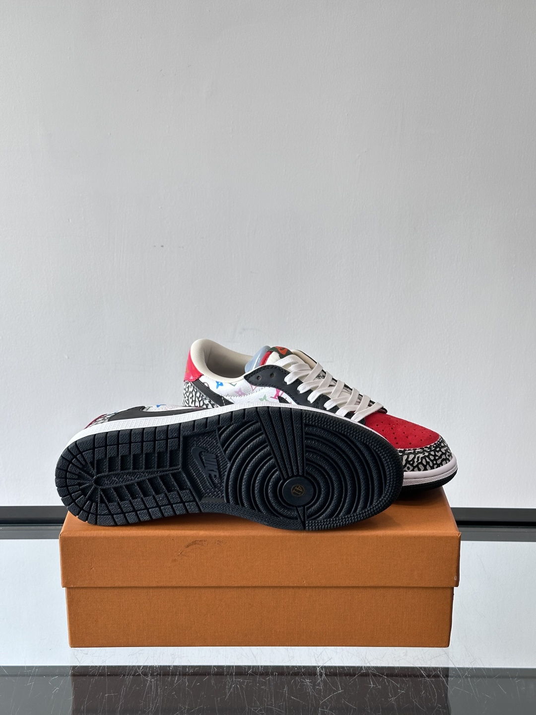 ◾️▫️ L.v* X nike联名🆕低帮休闲运动鞋，采用头层牛皮精心制作，侧身联名印花logo装饰，双