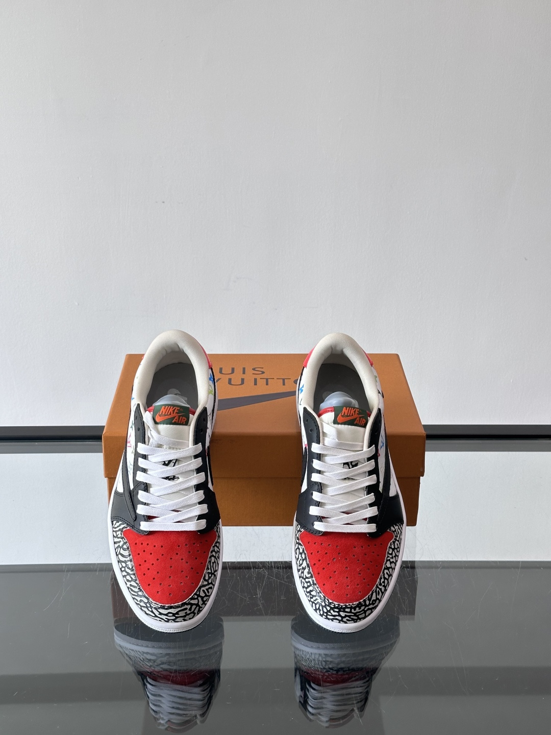 ◾️▫️ L.v* X nike联名🆕低帮休闲运动鞋，采用头层牛皮精心制作，侧身联名印花logo装饰，双