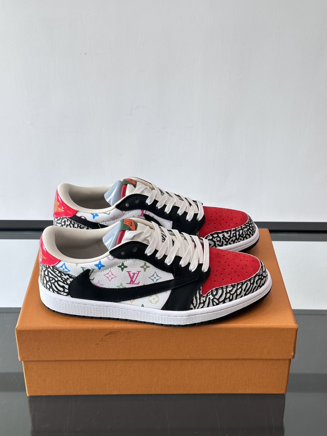 ◾️▫️ L.v* X nike联名🆕低帮休闲运动鞋，采用头层牛皮精心制作，侧身联名印花logo装饰，双