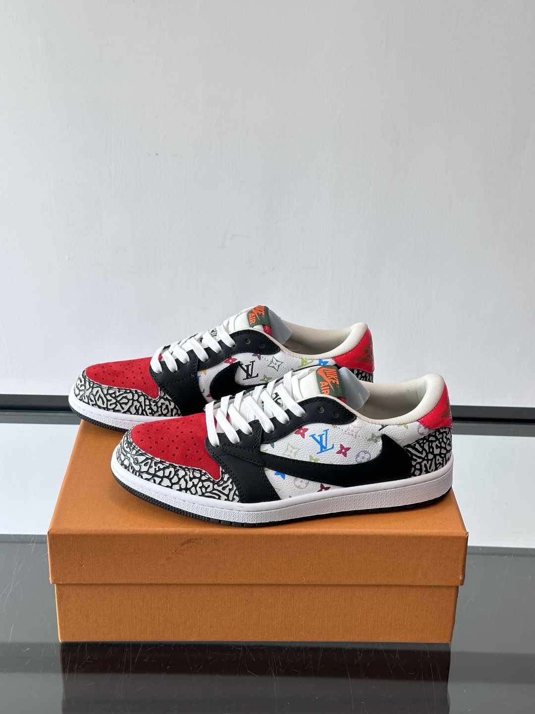 ◾️▫️ L.v* X nike联名🆕低帮休闲运动鞋，采用头层牛皮精心制作，侧身联名印花logo装饰，双